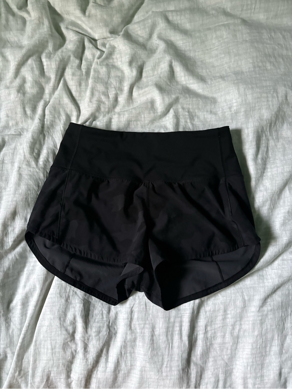Lululemon high rise speed up shorts size 4 2.5 inch inseam